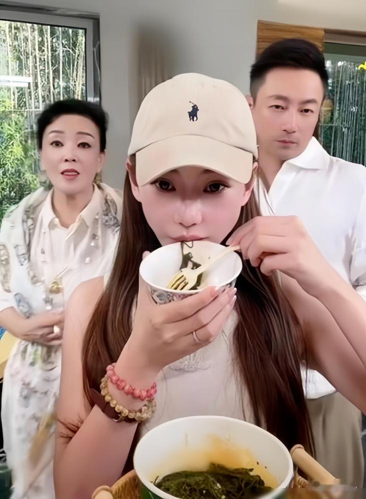 汪小菲当众干掉了亲妈的体面。我告诉你，这根本不是什么家庭伦理，这是一场冷血的资产