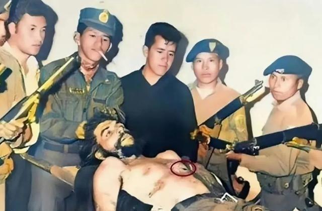 1967年，格瓦拉离世时，他的尸体被敌人剥光衣物，放在手术台上，没有任何生命