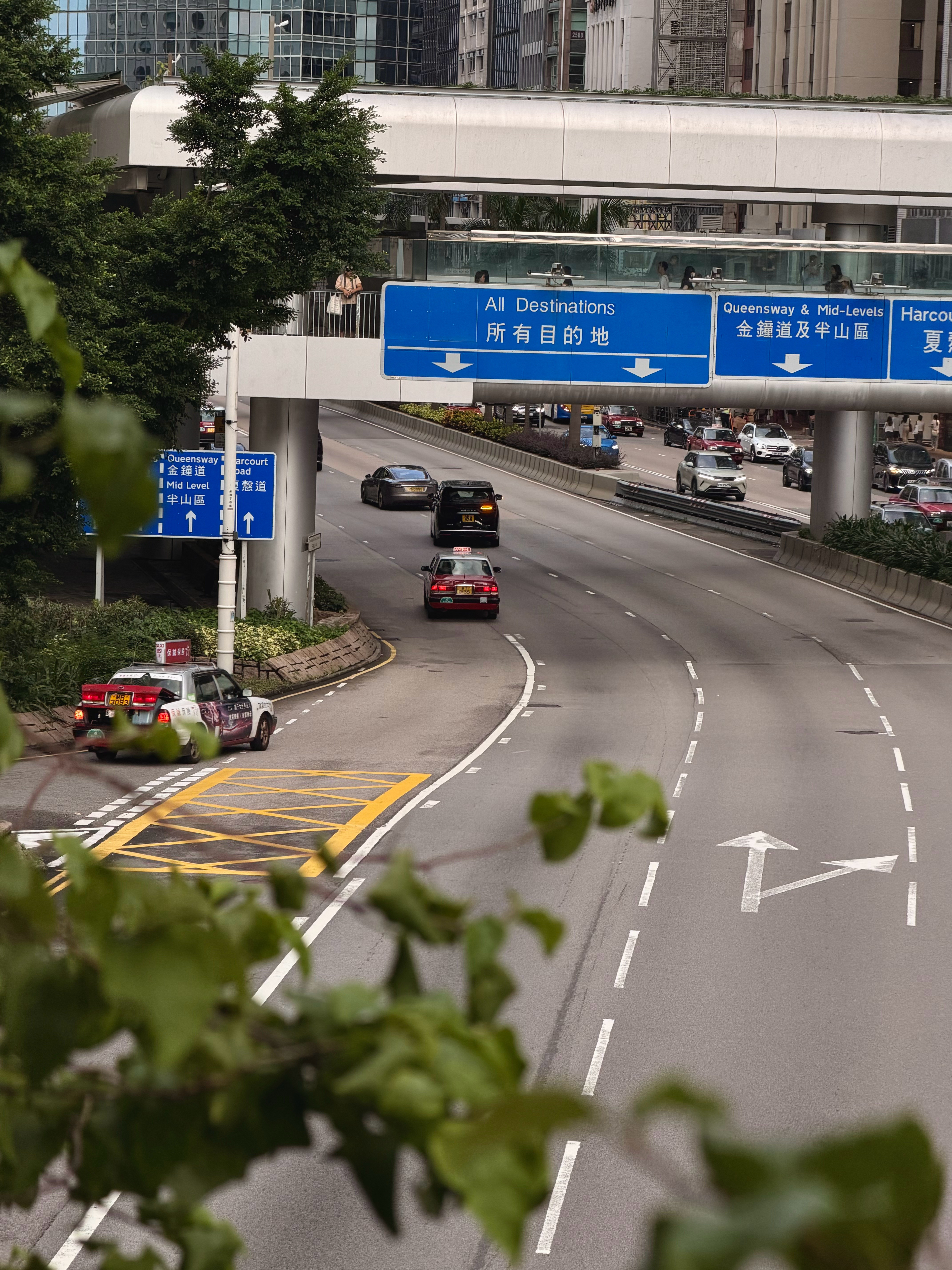 每次去香港，从市区预办登机的地方往中环走的路上都会经过这块牌子，每次经过都会忍不