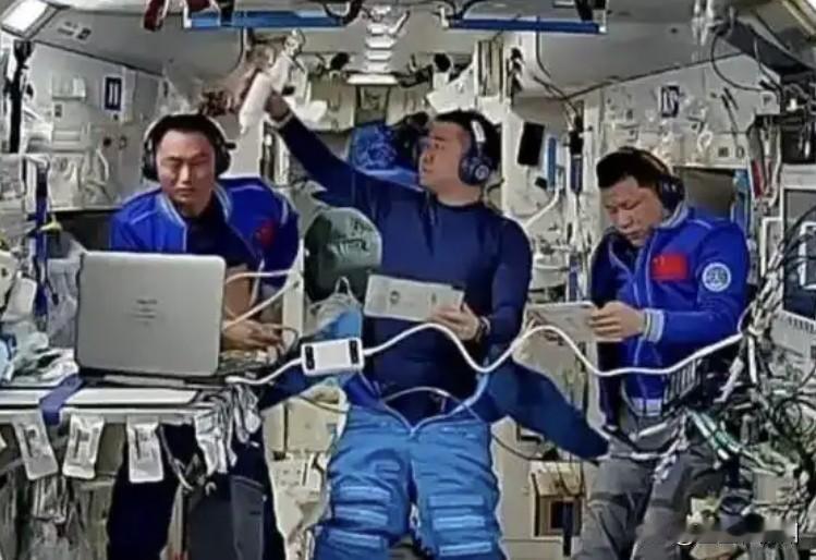 这绝对是历史上第一次，神舟20载人飞船被碎片撞击，随后官方紧急宣布，将延迟