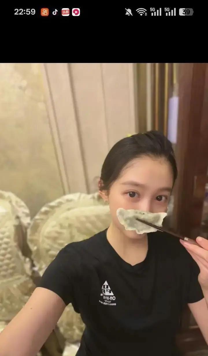 当别人用恋情换热搜时，他们用七年换了一本共同户口本。冬至那顿晚餐，狗仔拍到的不