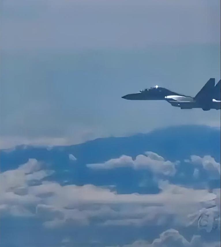 解放军这次不演了，直接掀翻台湾这张无理取闹的桌子！台岛东部空域，台军竟污蔑解