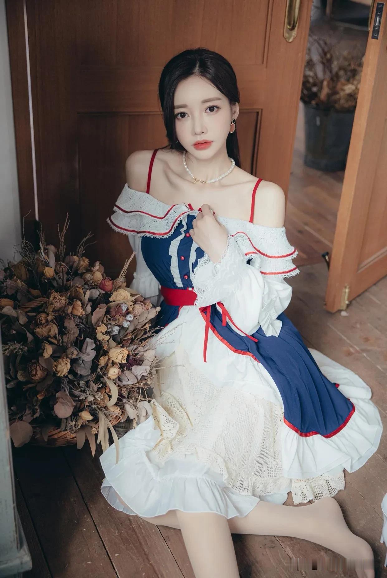 孙允珠定拍写真:天鹅堡湖畔田园萝莉甜风洋裙孙允珠美图好身材性感女神经典藏蓝