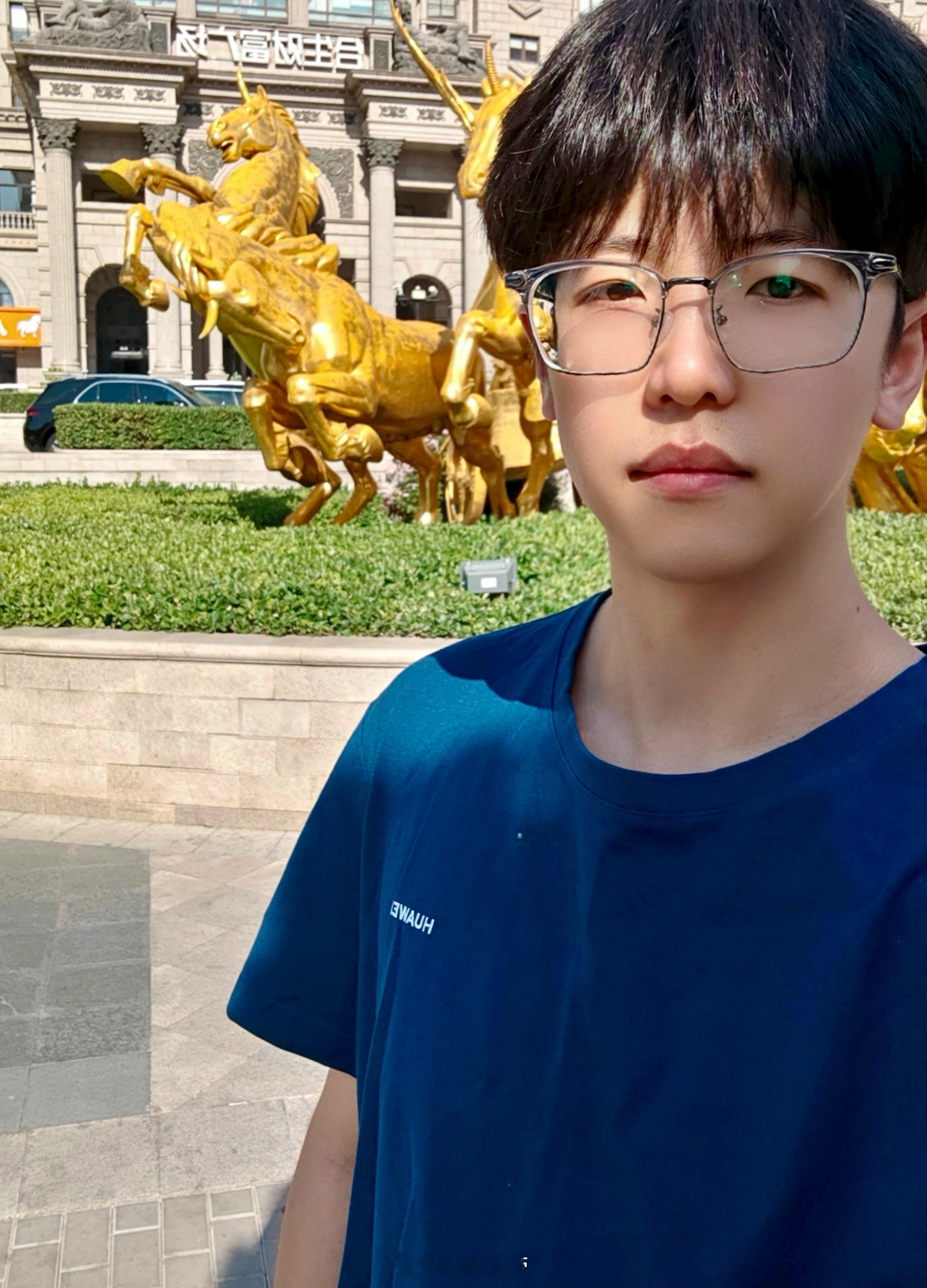 虽然华为从来不叫我去发布会​但是见证历史的日子​我穿上战袍表示尊重[墨镜]新机来了