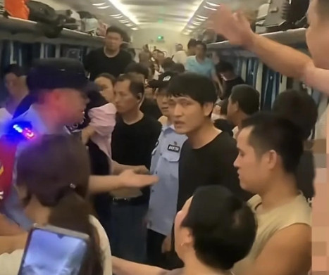 列车故障砸车窗的小伙，大概率不会受到处罚！原因很简单，当时已经停了3个小时，很多