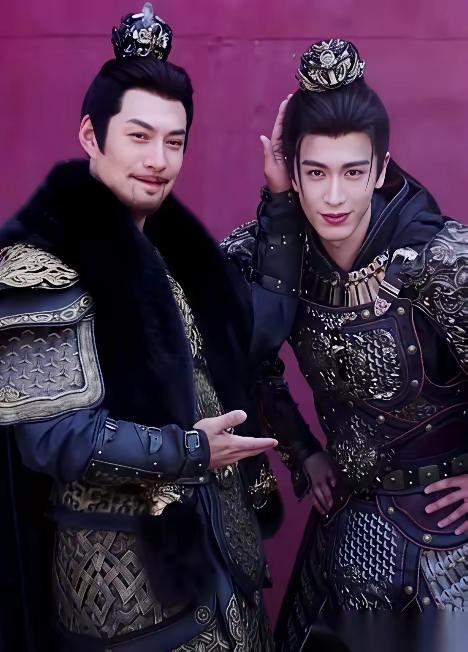 严屹宽这波接话，简直是娱乐圈高情商教科书。主持人当众问他怎么看张凌赫“粉底