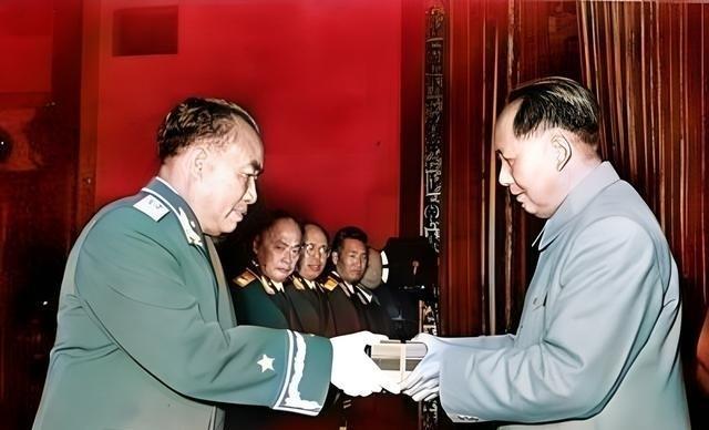 1955年，毛主席为朱老总颁授军衔，朱老总接过元帅命令状时，毛主席调侃：“玉阶兄
