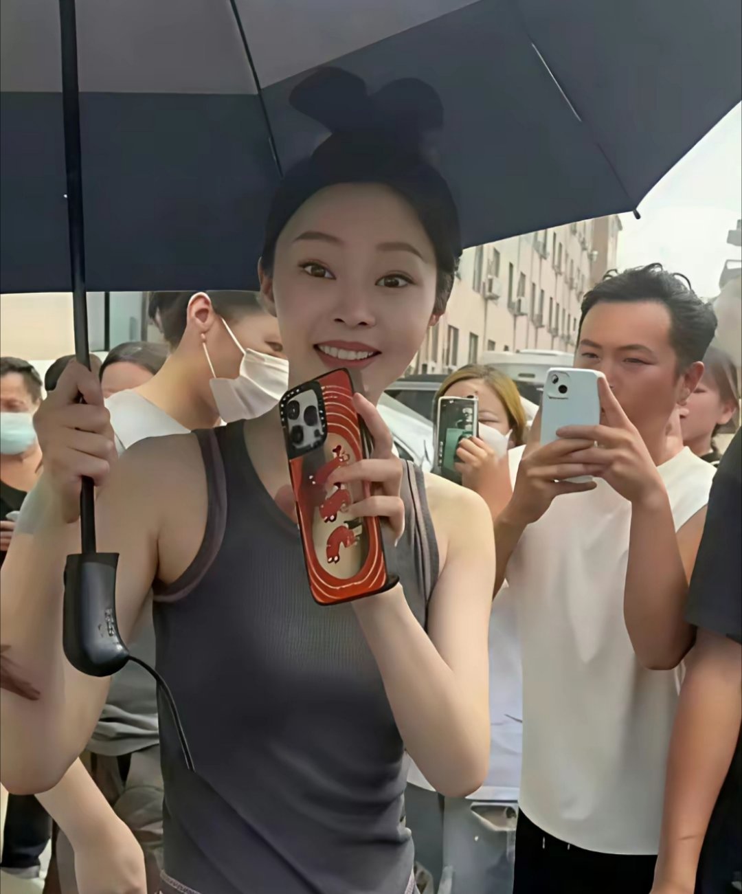 她穿这种衣服怎么上厕所？