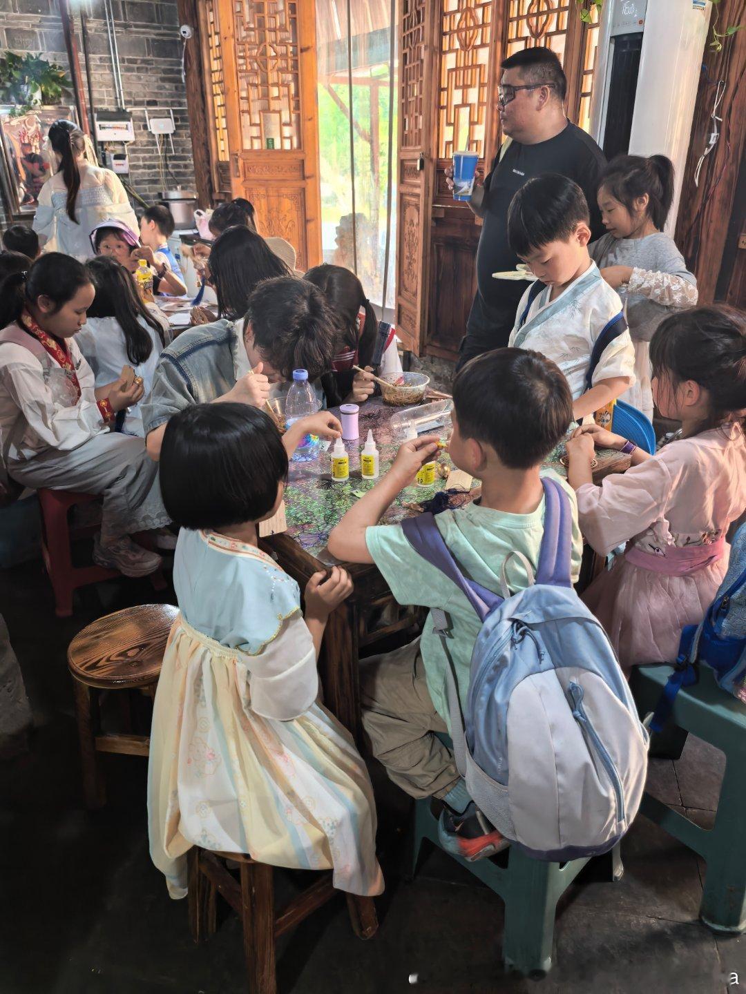 笑死了小店乌泱泱的来了一堆小孩，一对在吃凉面的小情侣被小孩淹没
