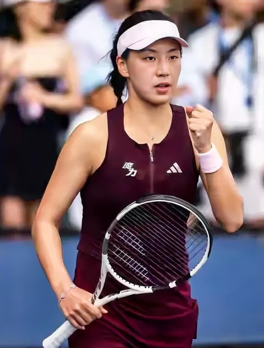 王欣瑜还是没能迈过美网这道坎。面对21号种子卡林斯卡娅，中国金花一姐拼满三盘，5-7、6-2、3-6