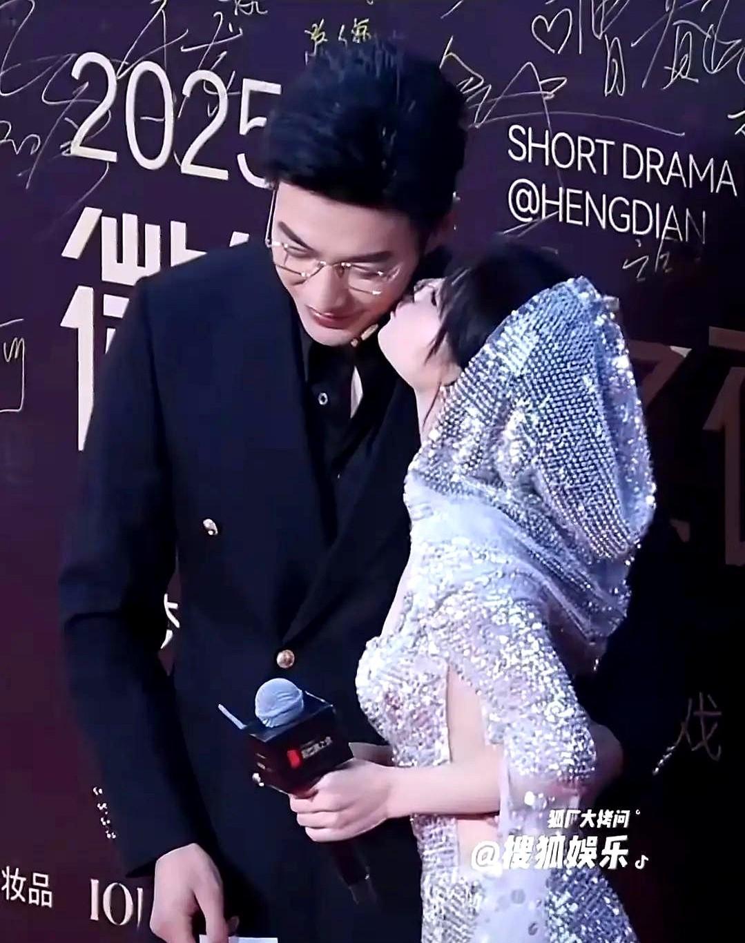 横店一天拍100部短剧，八成评分不到5分，可老百姓真看得乐呵。剧本不用写死，弹