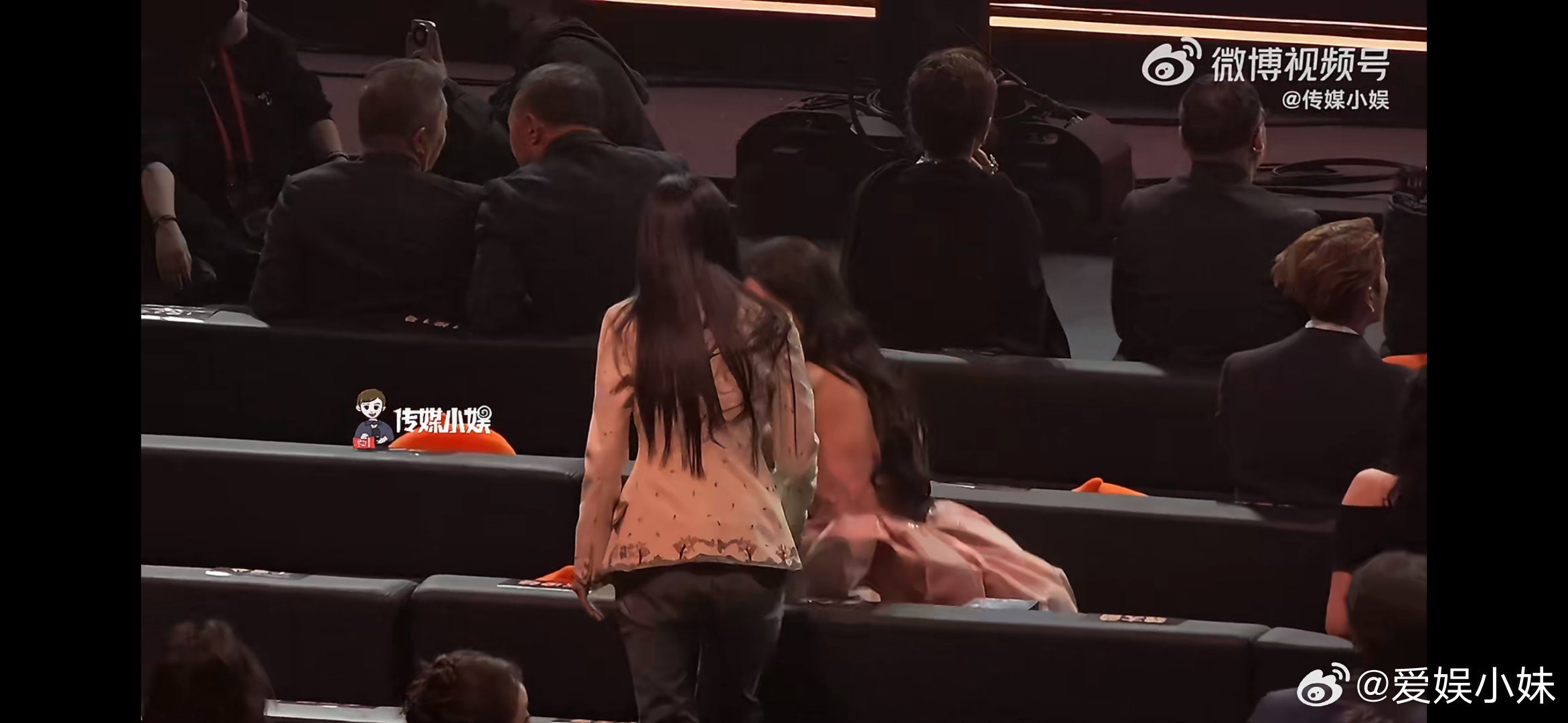 孟子义周也到底聊了多少八卦微博之夜被这俩人笑晕！头挨着头沉浸式唠八卦，孟姐还中