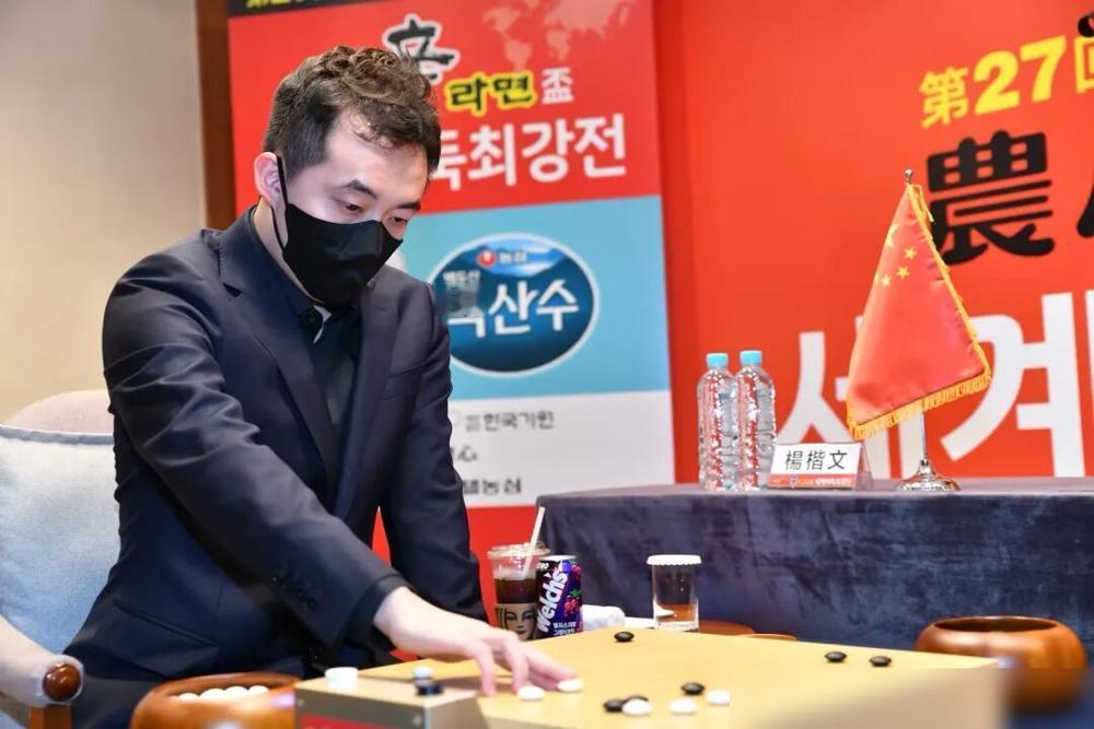 今天，农心杯看杨楷文能否三连胜，井山裕太虽老也不是好欺负的，双方都有很强战斗力！