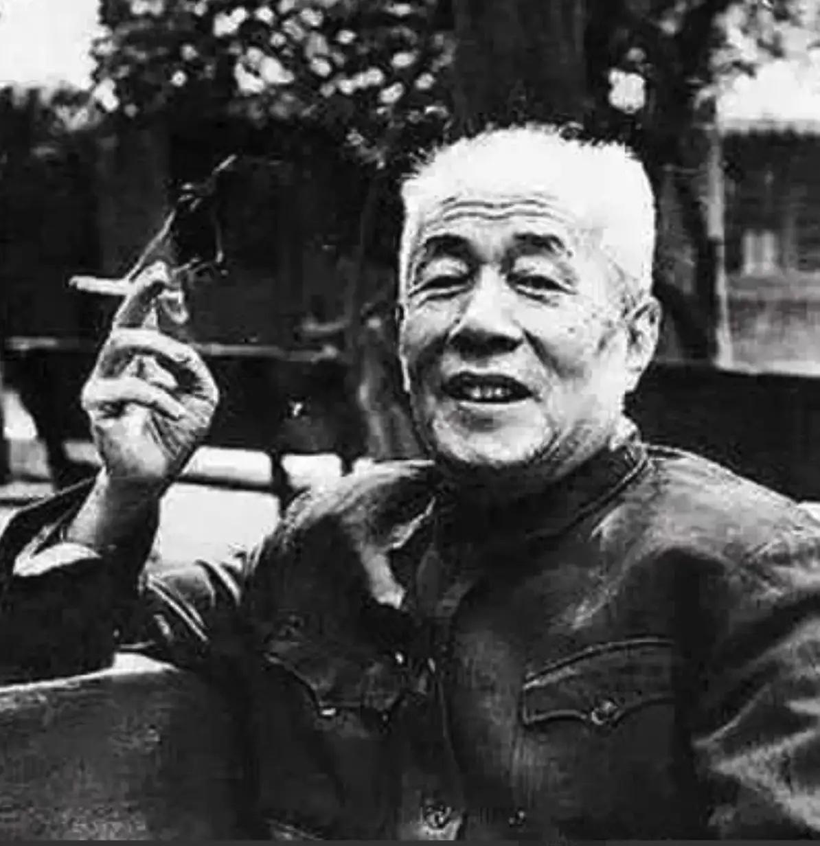 1947年，地下党员王冶秋走到院子时，一下愣住，几名正特务围着他的勤务兵，指着王