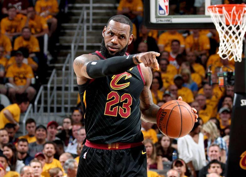 多位接近勒布朗·詹姆斯的消息人士透露，如果他决定继续自己的NBA生涯，今夏在自由