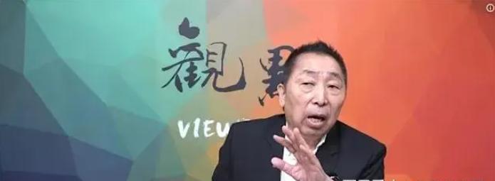 唐湘龙那两句话问出来的时候，直播间的气氛直接就凉了。蒋万安坐在对面，脸上的表