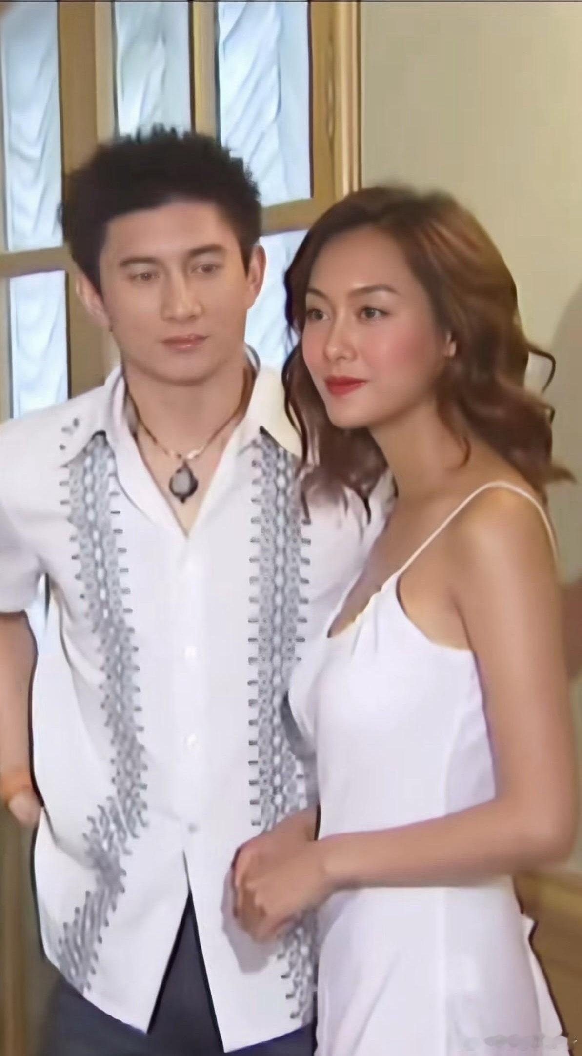 那时候的朱茵好美呀，胶原蛋白满满，皮肤透着健康自然的光泽。虽然不高也不白，但是没