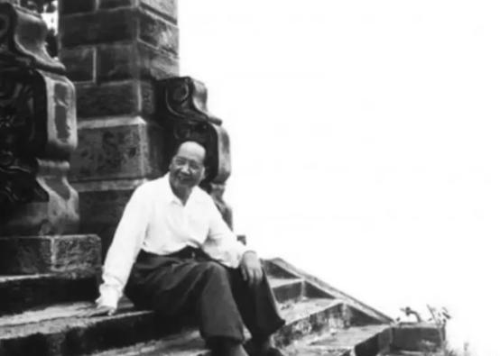 1976年，毛主席去世，当华国锋赶到中南海时，毛主席已无呼吸，情急之下，华国锋迅