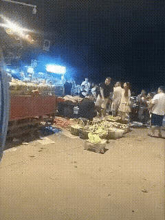 堪比现代版的韩信胯下之辱！接连被10个西瓜砸到头上，可是这个卖西瓜的男人，不仅没
