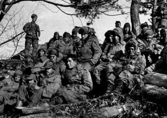 1950年，土耳其军队以五千兵力击溃志愿军数千人，还生擒数百战俘。不料美军闻讯后