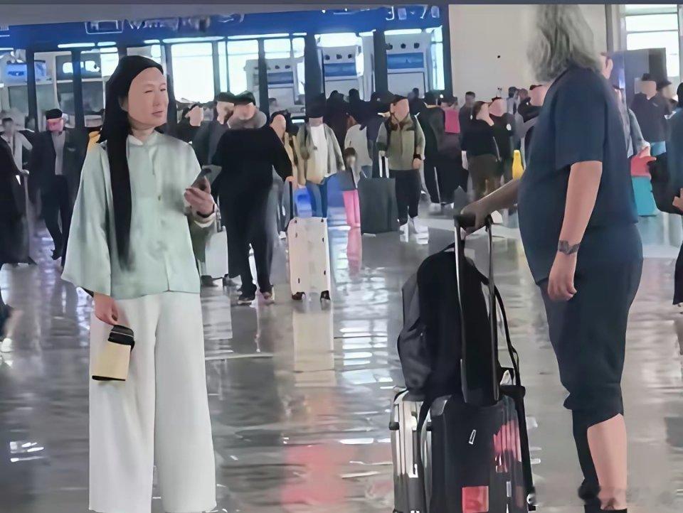 在北京电影城，有网友拍到74岁的张纪中训斥妻子。在高铁站因为意见不合，杜星霖和张