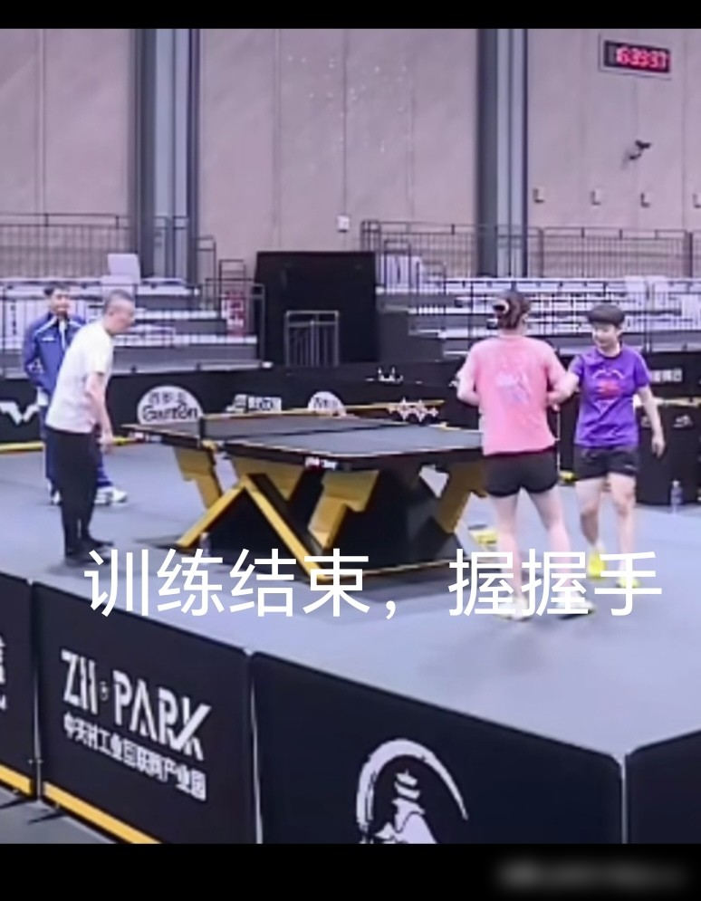 孙颖莎练削球，场边站着俩大佬，马琳脚上还颠着球。主管教练邱贻可盯技术细节，纠正衔接节奏，一个动作不对