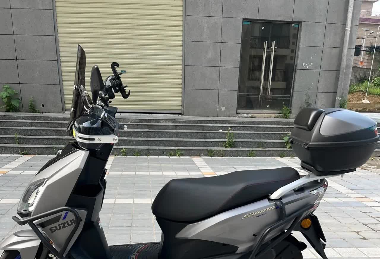 家人们谁懂啊23年10月才上牌，才跑8000多公里的一手铃木踏板摩托，