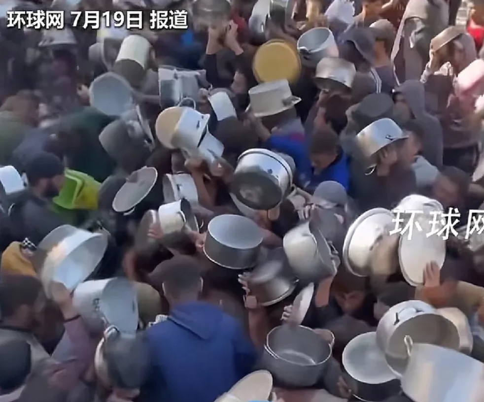 看到加沙数百人为争夺残羹剩饭而厮打，拿着大盆去抢着所剩不多的食物，现场尖叫声不断