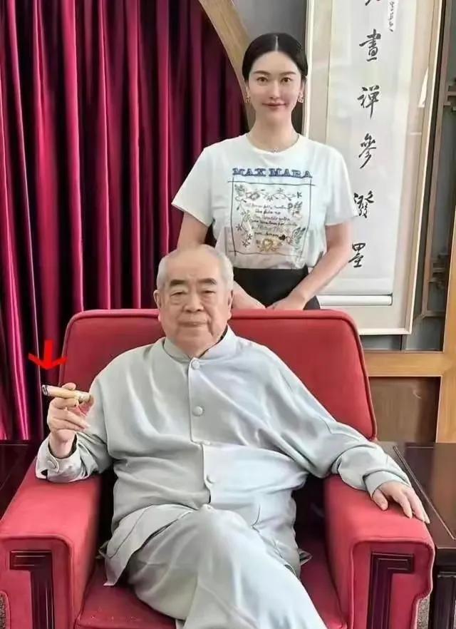 范曾，这位著名的老画家，晚年还闹出这么一狗血剧，令人咋舌！据说，这老画家不讲武德