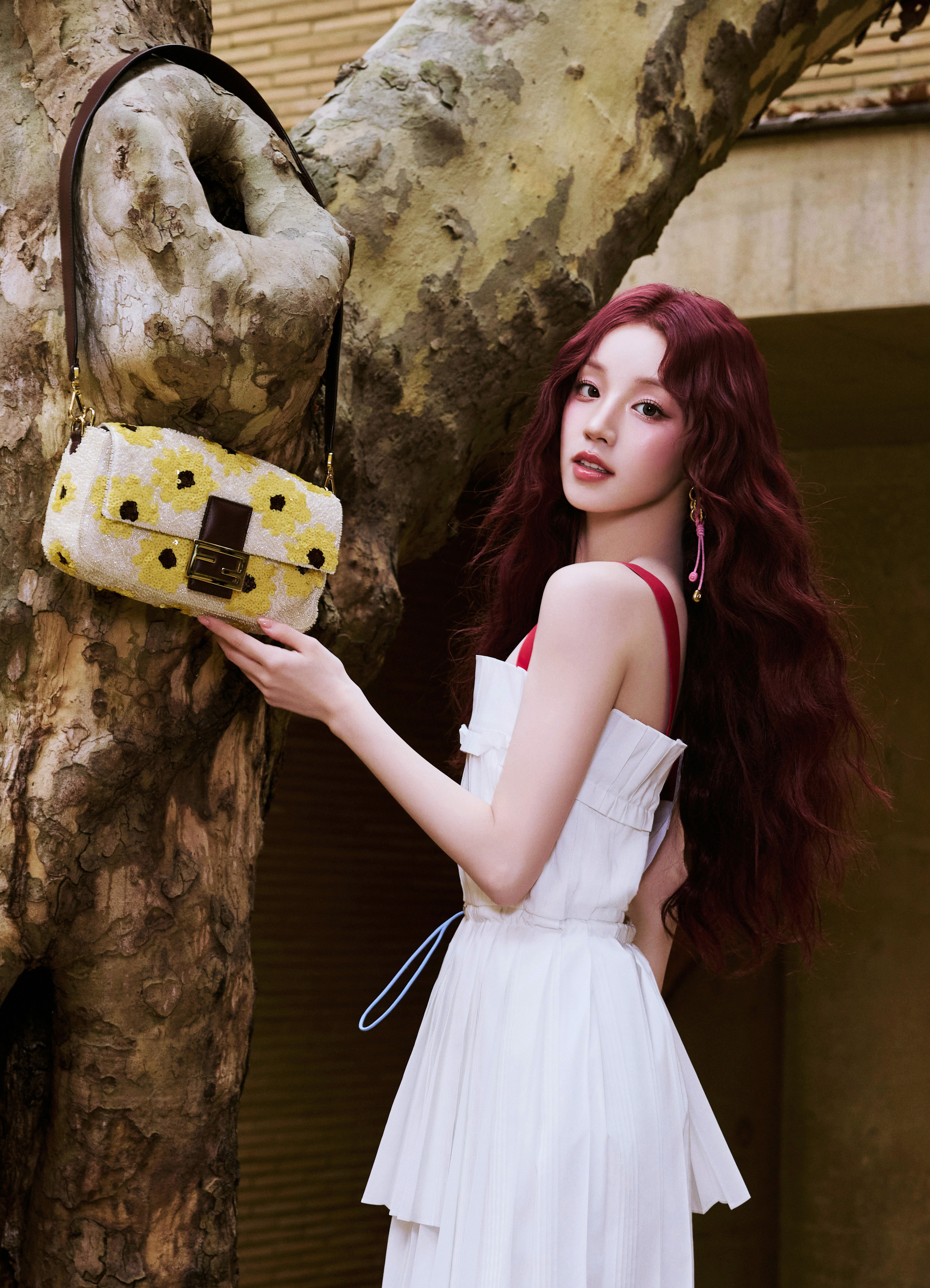 宋雨琦今日出席FENDI景德镇品牌活动造型大片，身着Fendi2026早秋系列