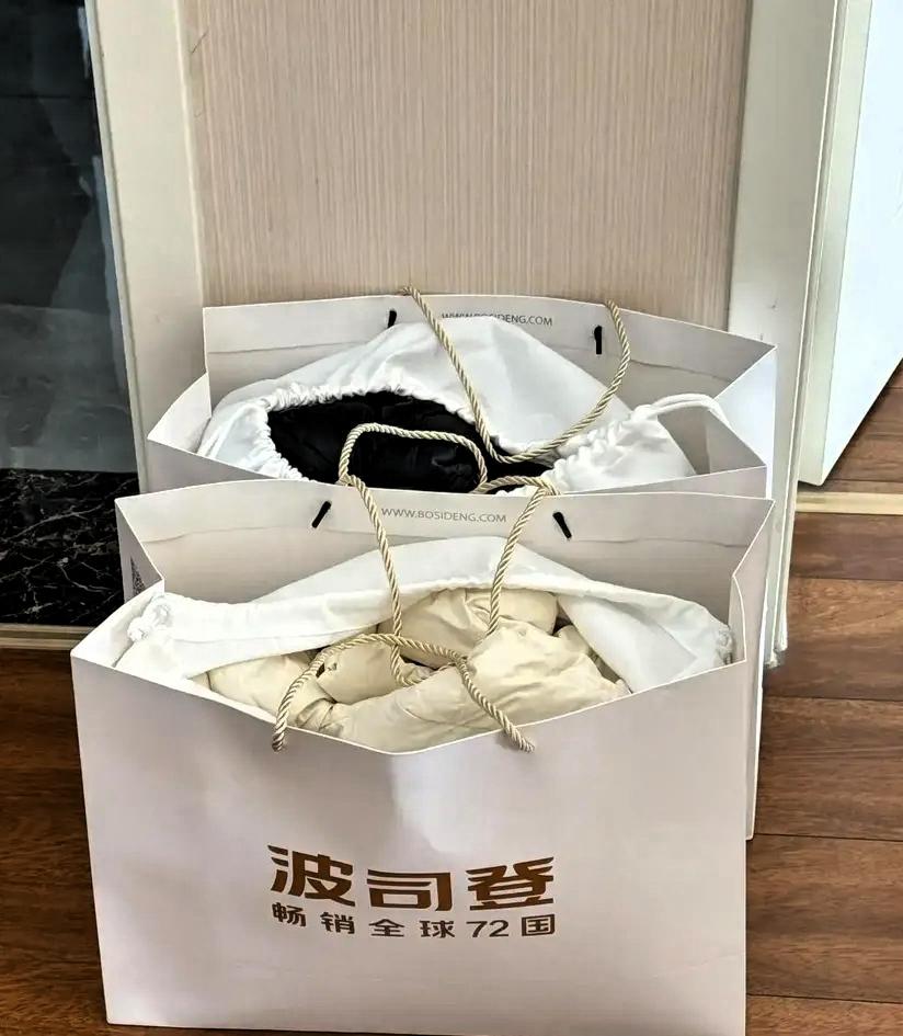 杭州一女子在商场波司登给老公孩子各挑一件羽绒服，结账4898。店员笑着递上一