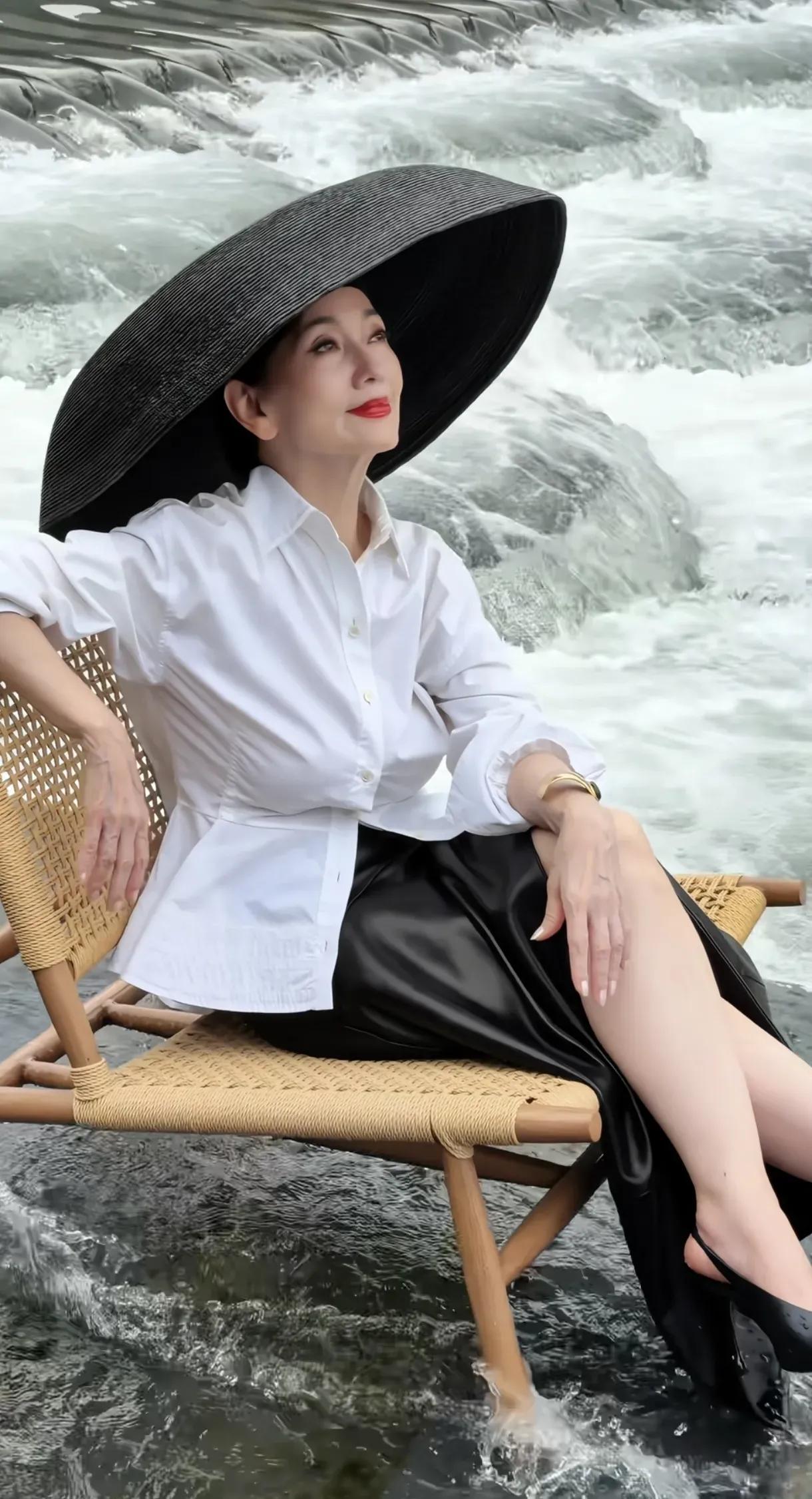 赵雅芝瑶河拍摄花絮曝光！为拍出满意画面，穿着雨靴坐在河中的藤椅上，稳住身形后再
