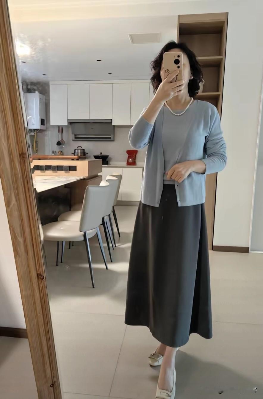 人到五十累了就多躺，人到五十，干活别逞强。一个人爱自己，就要适当放松。年