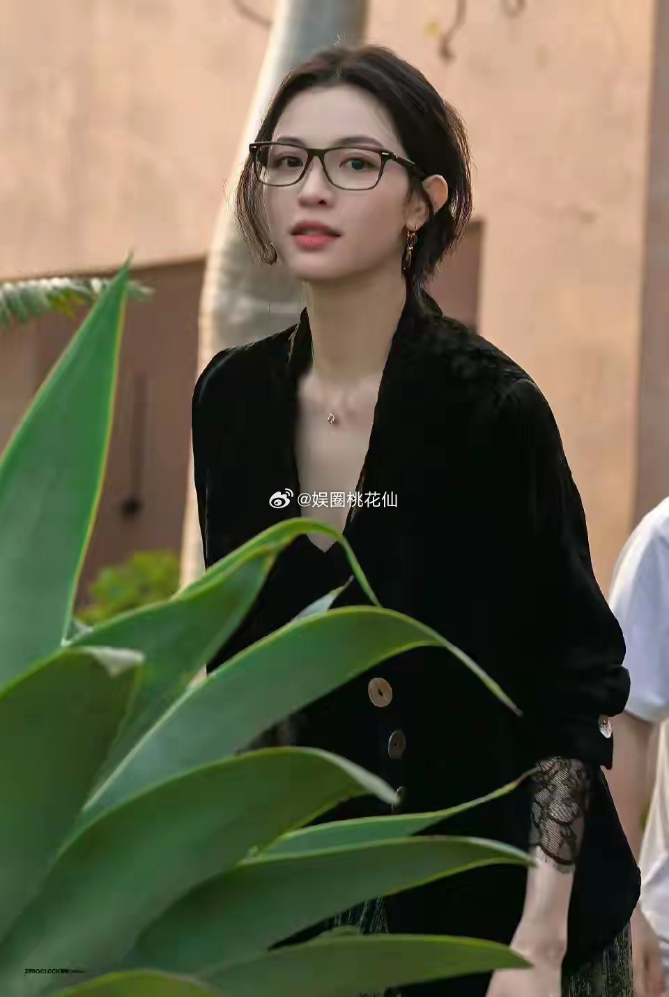 钟楚曦现身马尔代夫！“黑上衣+绿色半身裙”路人：这状态没谁了