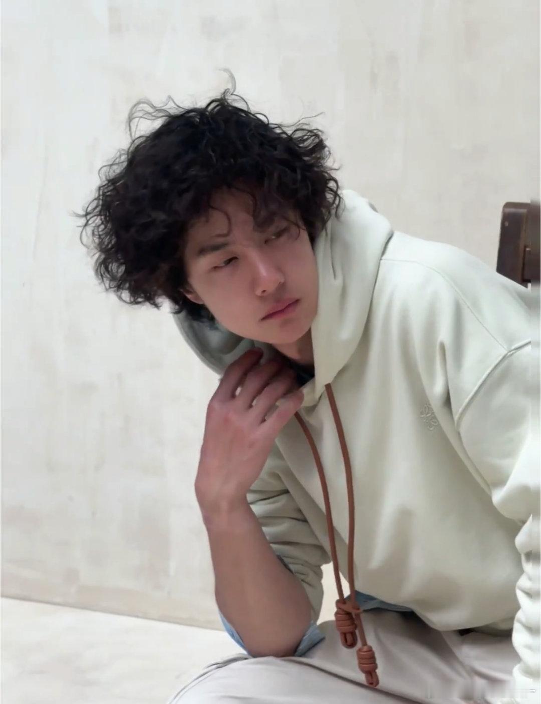 卧槽我巨喜欢王一博这张啊啊啊啊啊卷毛男高！！！