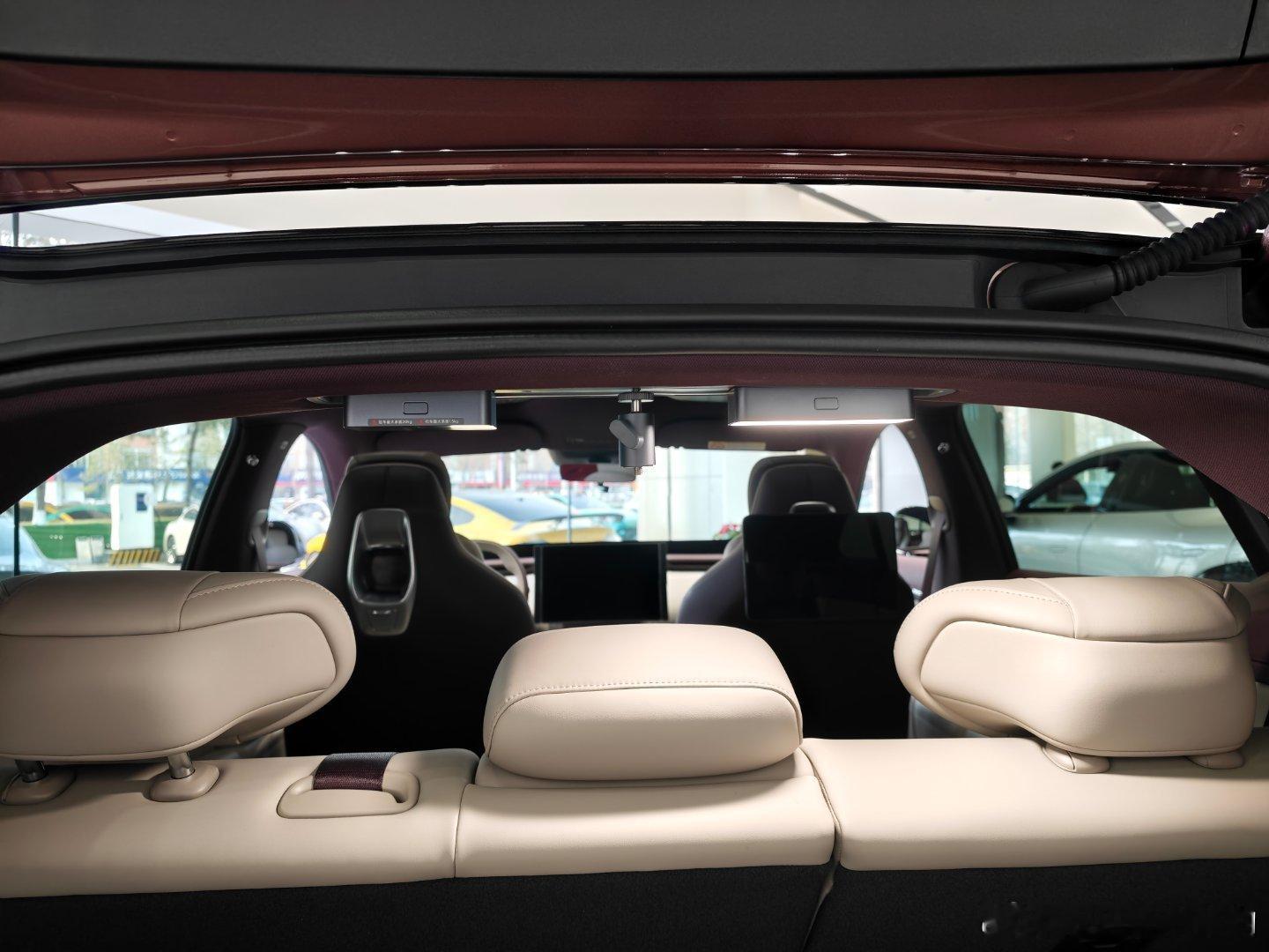 优秀的过分了在行李箱铰链区域的顶棚做了一个扩展坞装一个标准导轨后可以安装各种配件