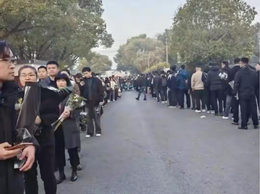 张雪峰走了。追悼会在苏州，凌晨四点，殡仪馆外就排出一公里。没有组织，没有号召