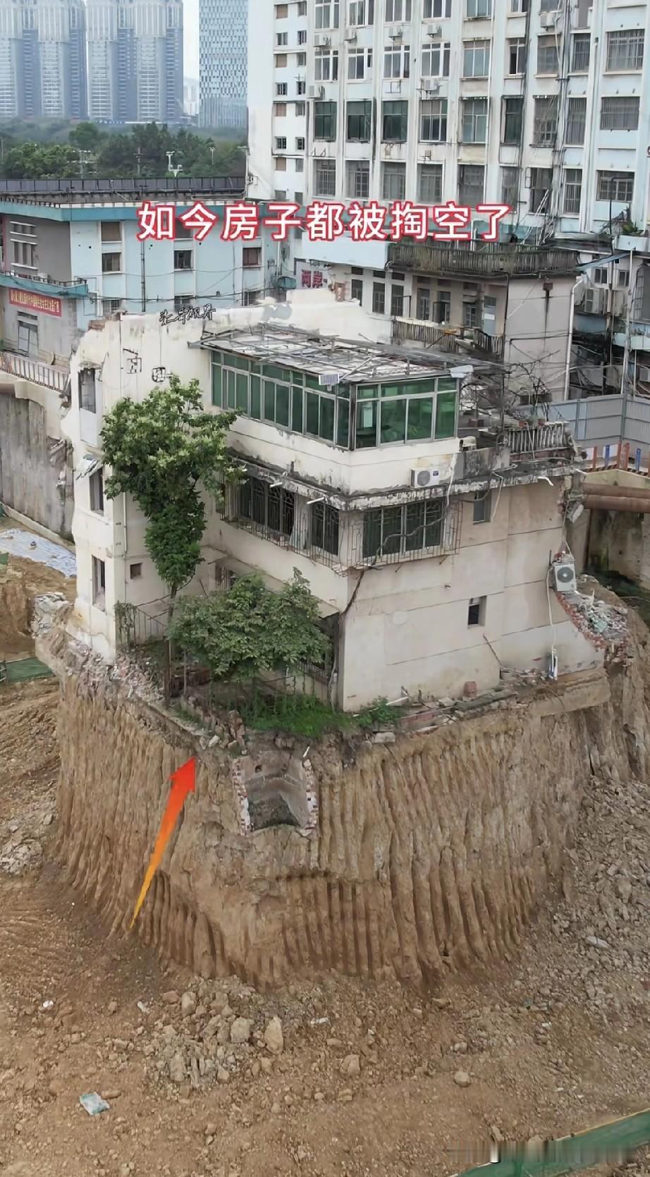 百万拆迁款不要，如今房子被掏空成孤岛！这波操作谁赢了一住户当初硬气拒绝10