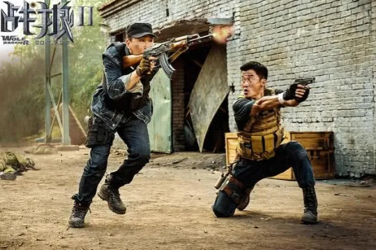 当年，《战狼》开拍时，吴京对发小周晓鸥说：“周哥，你过来剧组，我给你留了一个好角