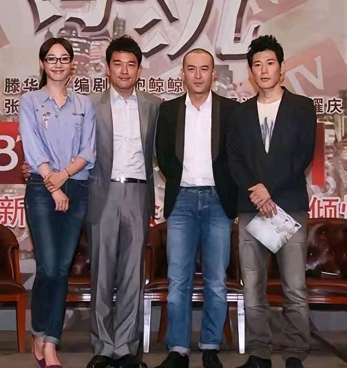 左边戴眼镜，这位漂亮的美女是白百合，右二这位帅哥是张嘉译，剩下的两位大帅哥你知道