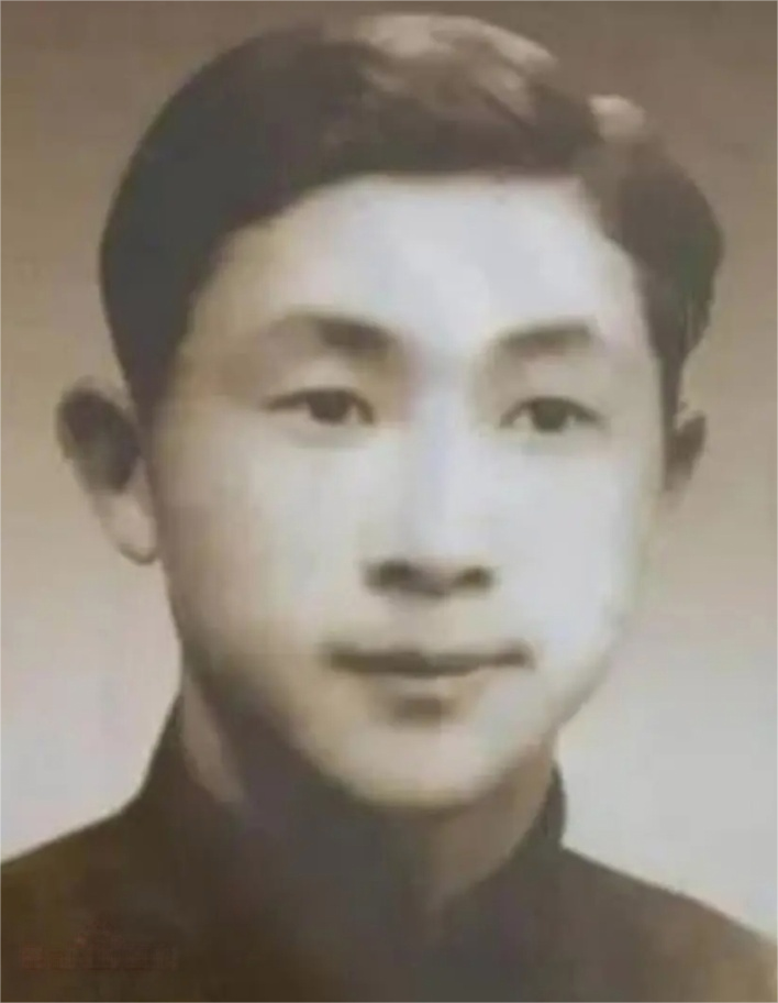 1947年，一名地下党因叛徒出卖被捕，为传递情报3次利用上厕所机会悄悄对叛徒说：