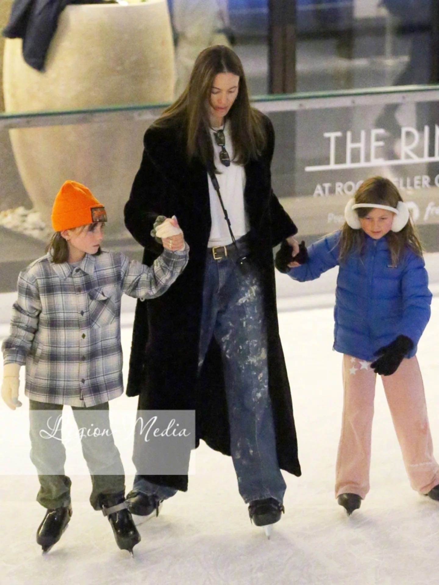 南瓜BehatiPrinsloo带着两个女儿滑冰，骚当AdamLevine带