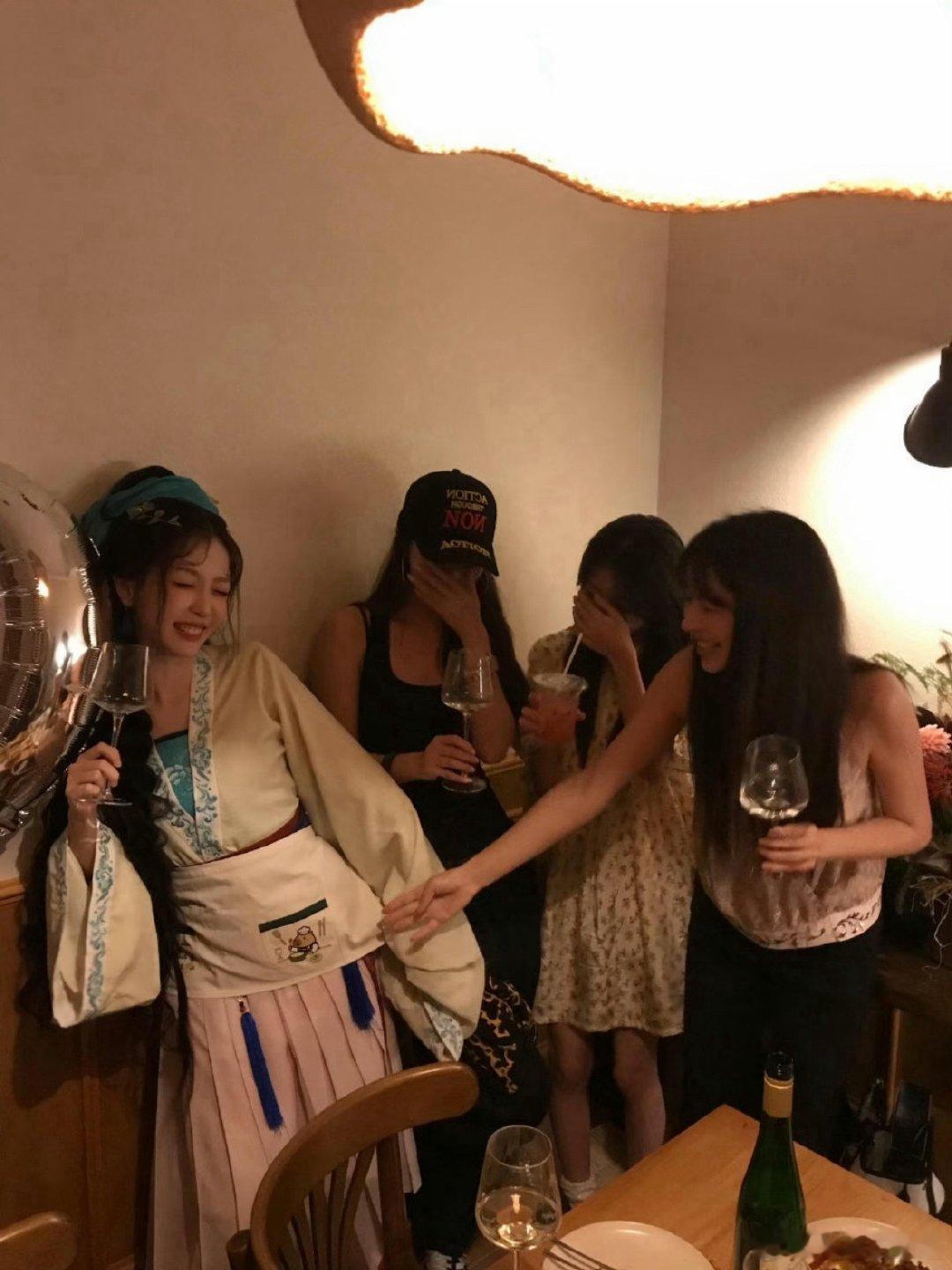 虞书欣穿戏服聚会我勒个古风何盼，这组照片太有氛围感了，完全是娇俏的老板娘即视感不