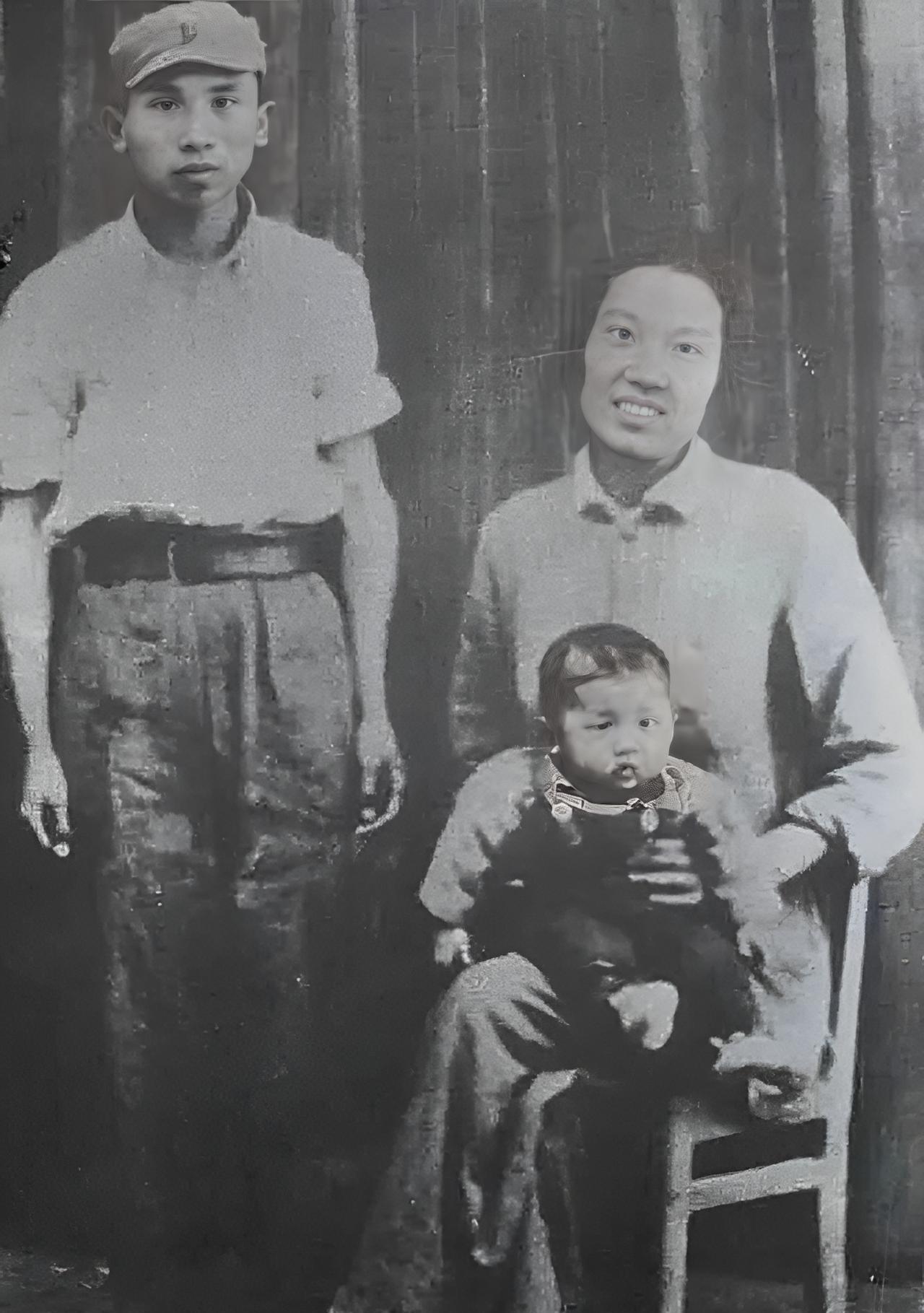1946年，董健民和丈夫乘船前往大连的途中，身份暴露。他们身上藏有至关重要的密码