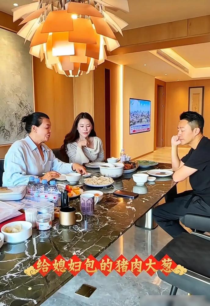 汪小菲这是有多烦张兰啊总觉得自从大S走后，汪小菲对张兰的态度越发的顶不住了。