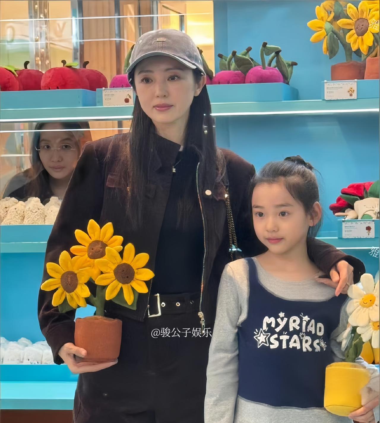 近日，有网友在北京国贸偶遇了董璇与她的女儿小酒窝。46岁的董璇依旧光彩照人，高挑