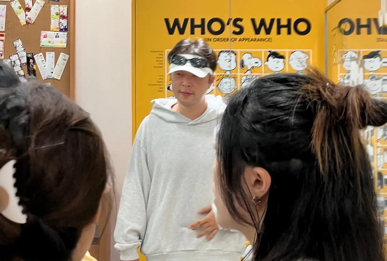 有网友在香港偶遇杜海涛，他最近好像都在香港旅行！不得不说，他真的瘦身很成功，成功