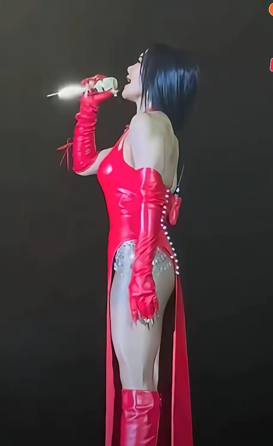 以前不懂什么叫开叉开到腰，看了江映龙演唱会上的演出服装，才第一次深刻了解了这句话