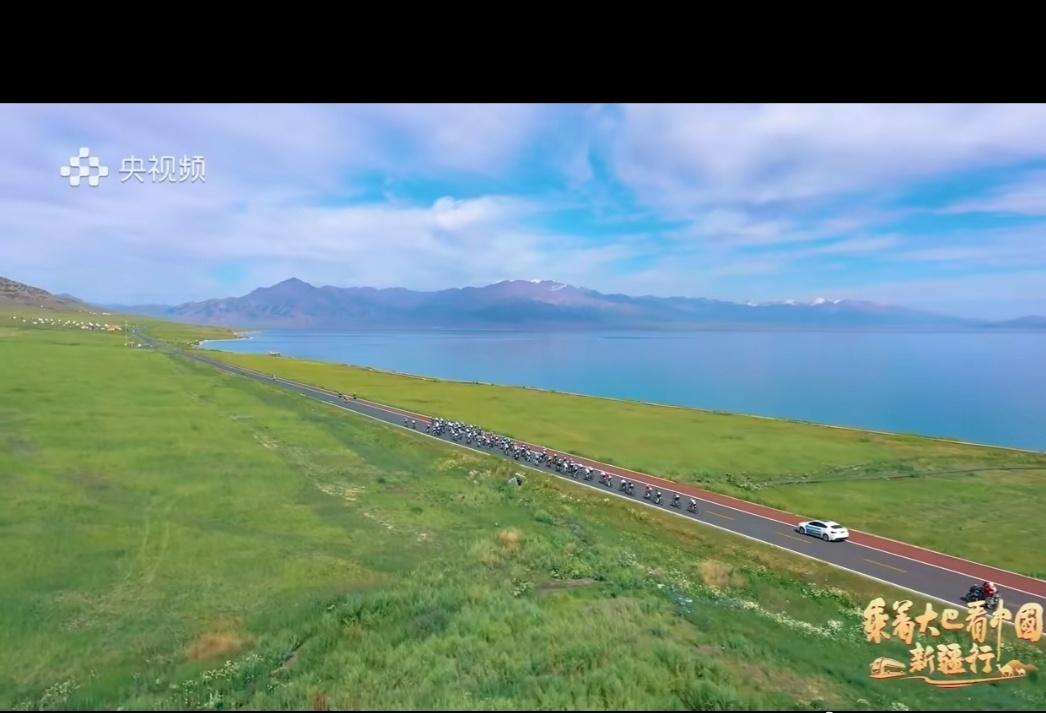 沿着独库公路开一段，一天里能从雪山看到草原，这种风景的切换真的太神奇了。