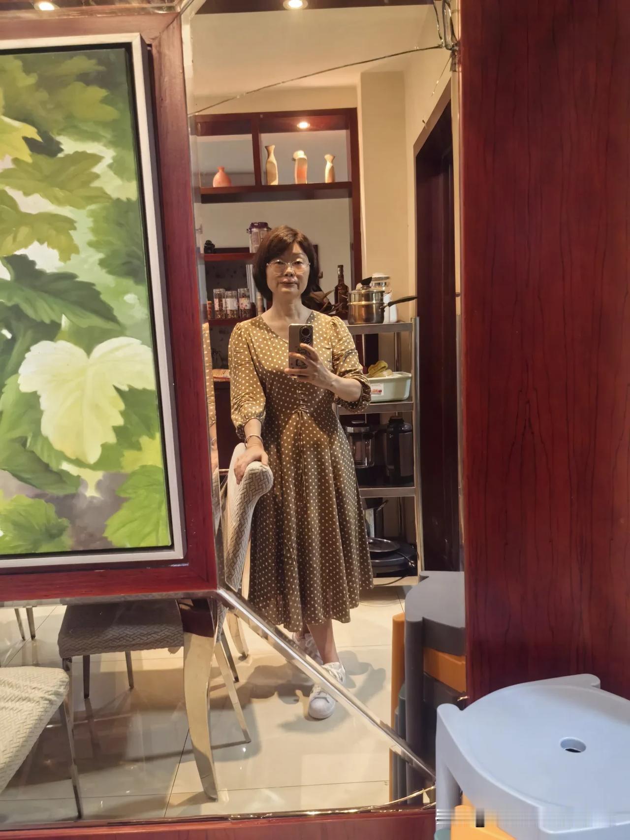 捡了女儿一条长裙，是我喜欢的样式。早上把裙子穿上，问女儿：你看我穿上好看吗？